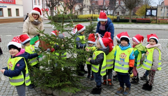 przedszkolaki dekorują choinki