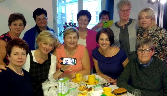 zdjęcie grupowe emerytowanych nauczycieli