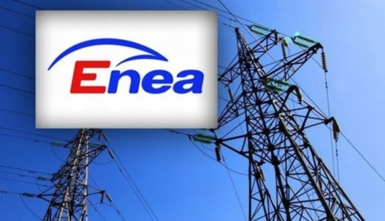 logo enei z słupami elektrycznymi w tle