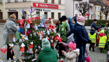 dzieci dekorują choinki