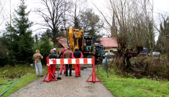 burzenie uszkodzonego mostka 