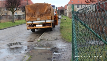 samochód zaparkowany na chodniku