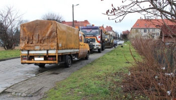 samochód zaparkowany na chodniku