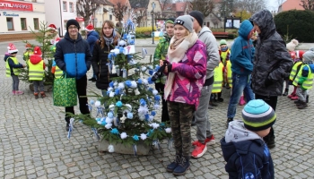 dzieci dekorują choinki