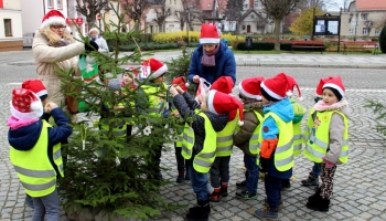 dzieci dekorują choinki