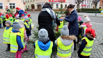 dzieci dekorują choinki