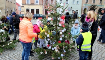 dzieci dekorują choinki