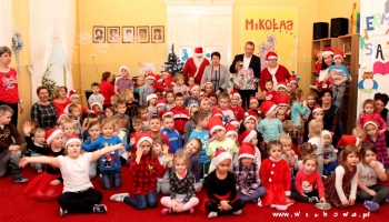 zdjęcie wspólne włodarzy z przedszkolakami
