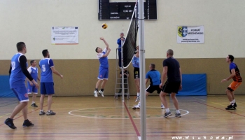 dwie grające drużyny podczas meczu siatkówki