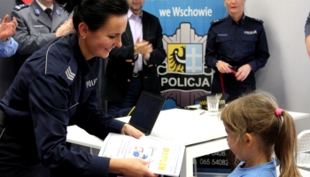 policjantka wręcza nogrodę uczestnicce