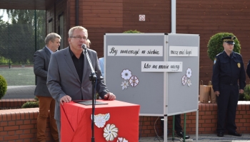 zastępca burmistrza przemawia podczas rozpoczęcie roku szkolnego