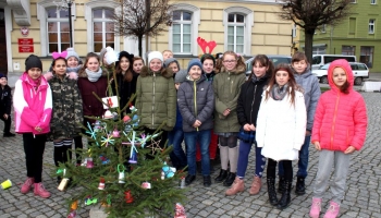 dzieci dekorują choinki