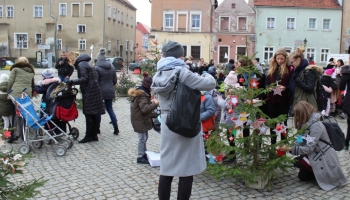 dzieci dekorują choinki