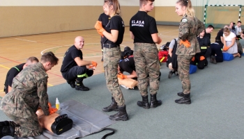 uczniowie ćwiczą przywracanie akcji krążenia na fantomie
