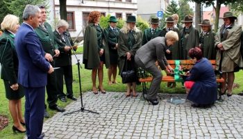 przecięcie wstęgi na wschowskich ławeczkach