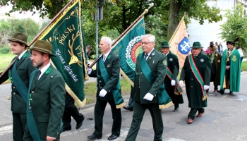 poczty sztandarowe w przemarszu