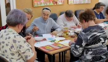 uczestnicy zajęć podczas wykonywania prac plastycznych