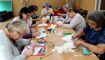 uczestnicy zajęć podczas wykonywania prac plastycznych