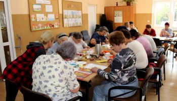 uczestnicy zajęć podczas wykonywania prac plastycznych