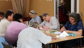 uczestnicy zajęć podczas wykonywania prac plastycznych