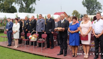 goście na dożynkach podczas odprawianej mszy