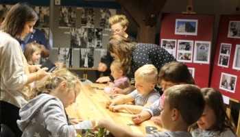 dzieci biorą udział w zajeciach