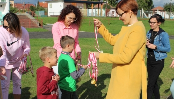 6-latki otrzymują medale za ukończenie biegu 