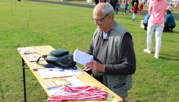 Bogdan Orłowski przy stanowisku z medalami