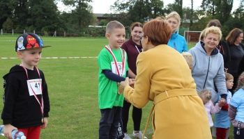 Marta Panicz-Szajnkenig wręcza medal za I miejsce w biegu 4-latków