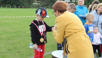 Marta Panicz-Szajnkenig wręcza medal za II miejsce w biegu 4-latków