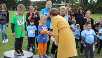 Marta Panicz-Szajnkenig wręcza medal za III miejsce w biegu 4-latków