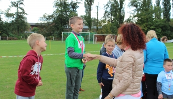 Agnieszka Feliczak wręcza medale dla zwycięzców biegu 6-latków