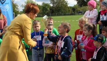 Marta Panicz-Szajnkenig wręcza medal dla dzieci z Niepublicznego Przedszkola Sióstr Salezjanek