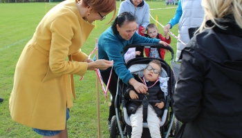 Wręczanie medali dla dzieci z Przedszkola "Kraina Tęczy"