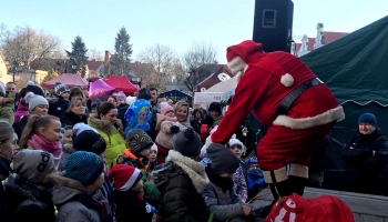 mikołaj na scenie a przed nim dzieci