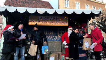 wręczanie nagród na scenie