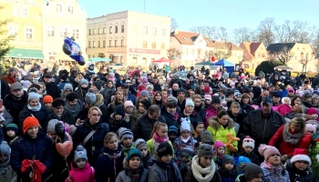 dzieci przed sceną