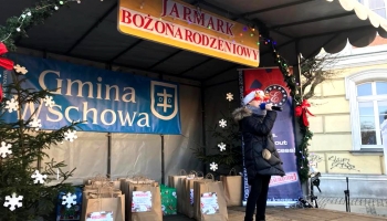 solistka śpiewająca na scenie