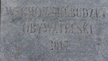 płyta z napisem WBO 2017 umieszczona w nowym chodniku