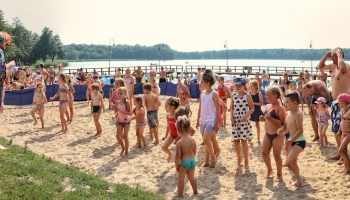 plażowicze ćwiczą zumbę