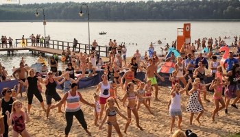 plażowicze ćwiczą zumbę