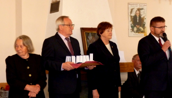 grupa ludzi podczas uroczystości 10 lat działalności kresowej