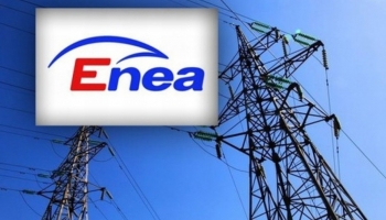 logo enei z słupami elektrycznymi w tle