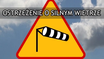 znak z ostrzeżeniem o silnym wietrze