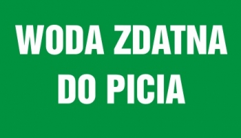kurek z wodą na zielonym tle