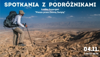 zdjęcie poróżnika przemierzającego pustynię