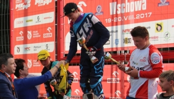 Wręczenie pucharów zawodnikom na podium
