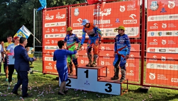 zawodnicy na podium i wręczenie pucharów