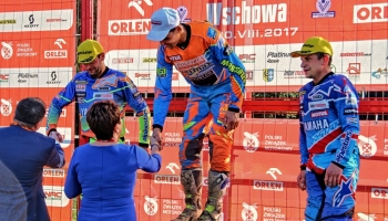 zawodnicy na podium i wręczenie pucharów