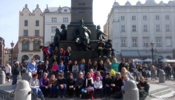 grupowe zdjęcie dzieci i opiekunów w Krakowie